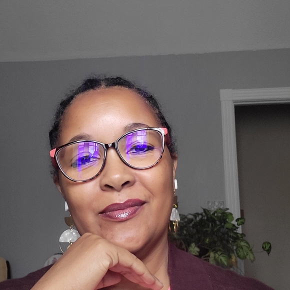 Meet your Posher, Andrea - Picture 3 of 4